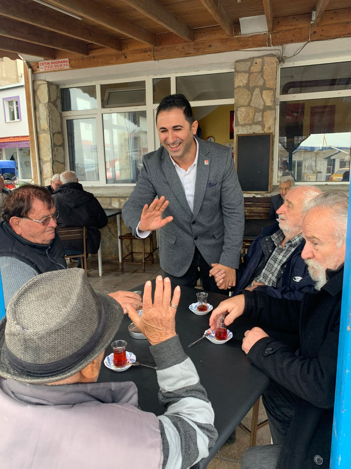 CHP Karaburun Belediye Başkan Aday Adayı Kazım Yevimli, ilçede dün gerçekleştirdiği saha çalışmasında sevgi seli ile karşılaştı. Karaburunlular, Yevimli’yi bağrına bastı